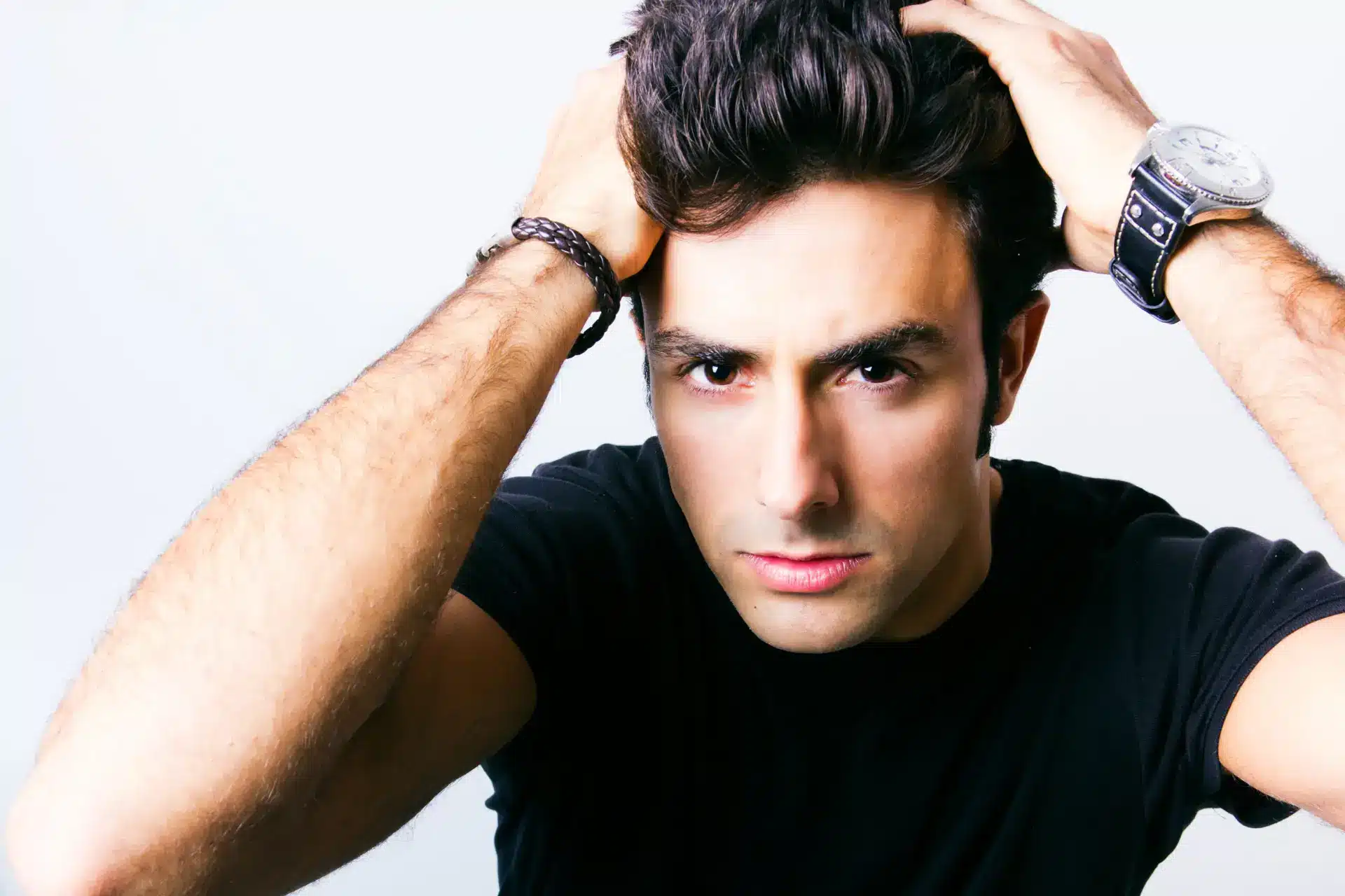Homme qui caresse ses cheveux sur fond blanc