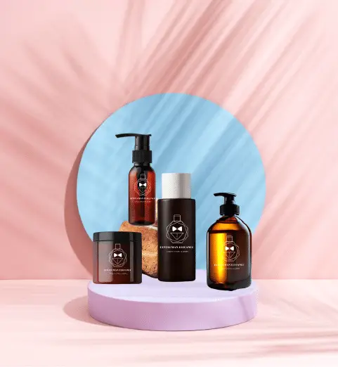 4 produits cosmétique installés sur fond rose