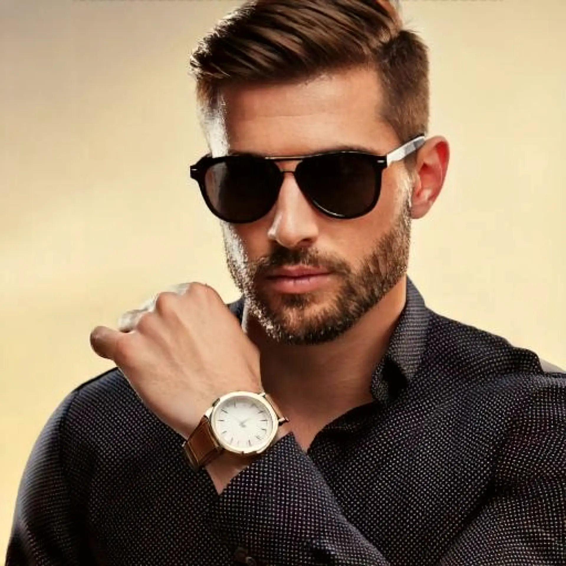 Homme avec des accesoires
