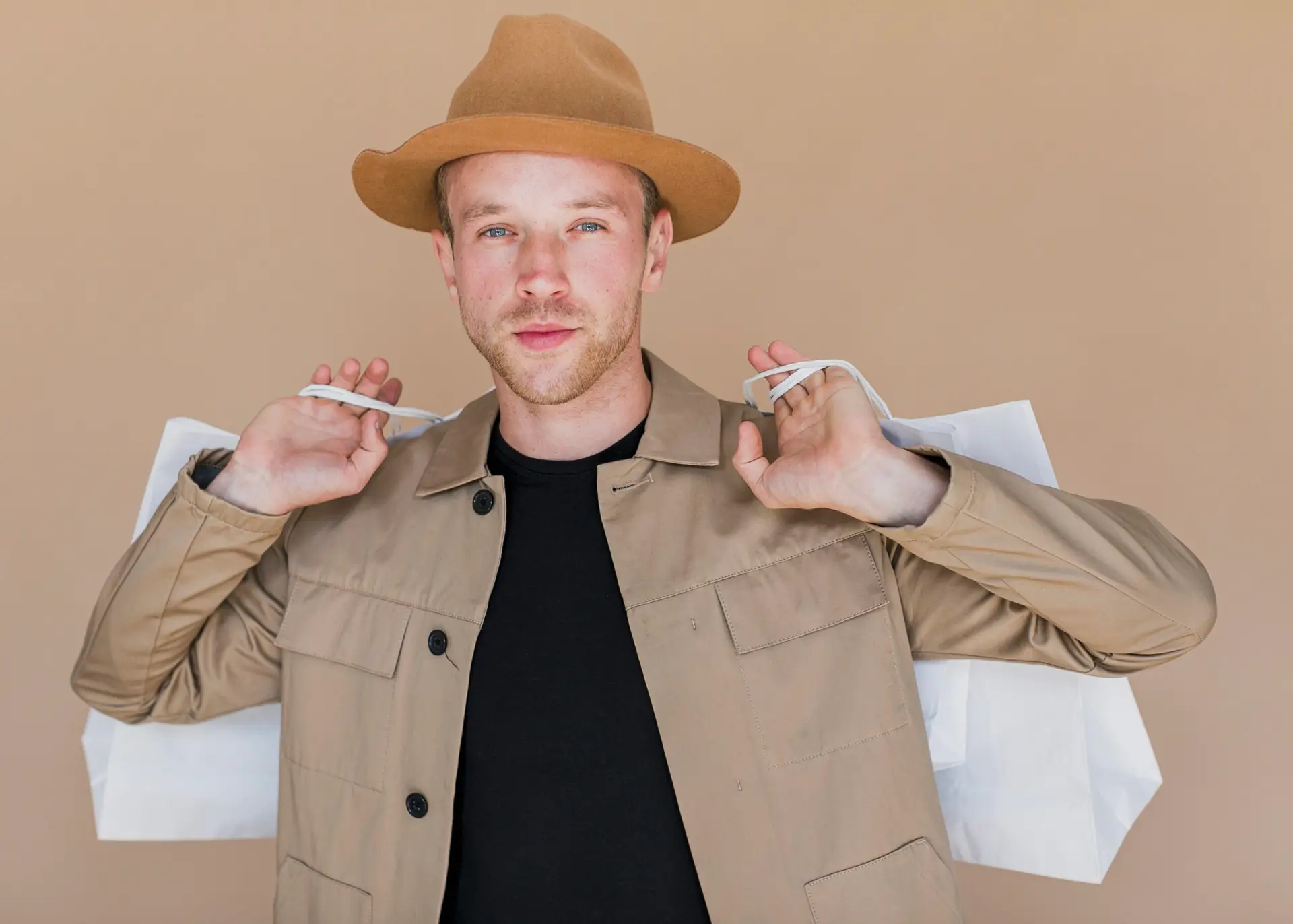 homme avec un chapeau et deux sacs