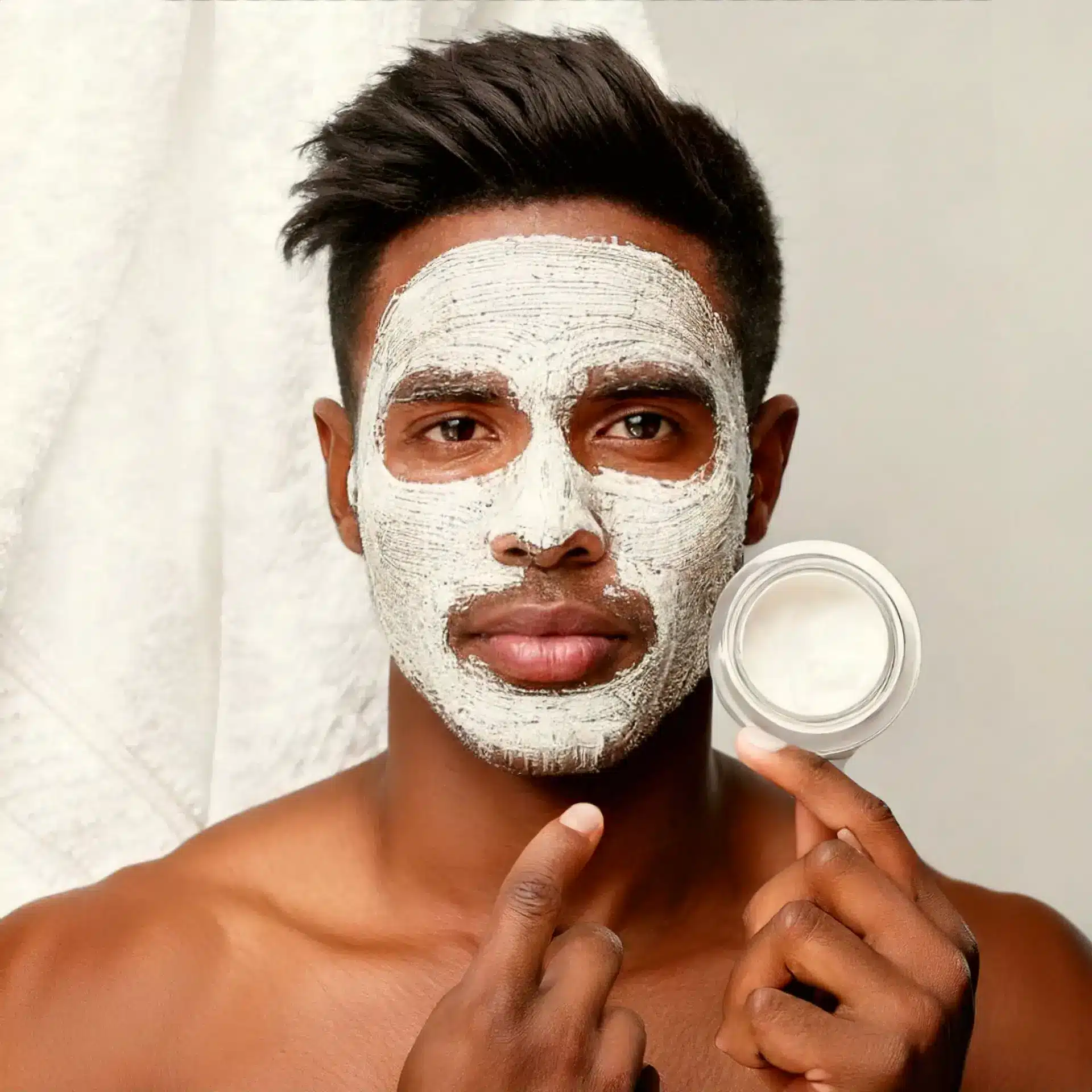 homme avec de la crème sur son visage