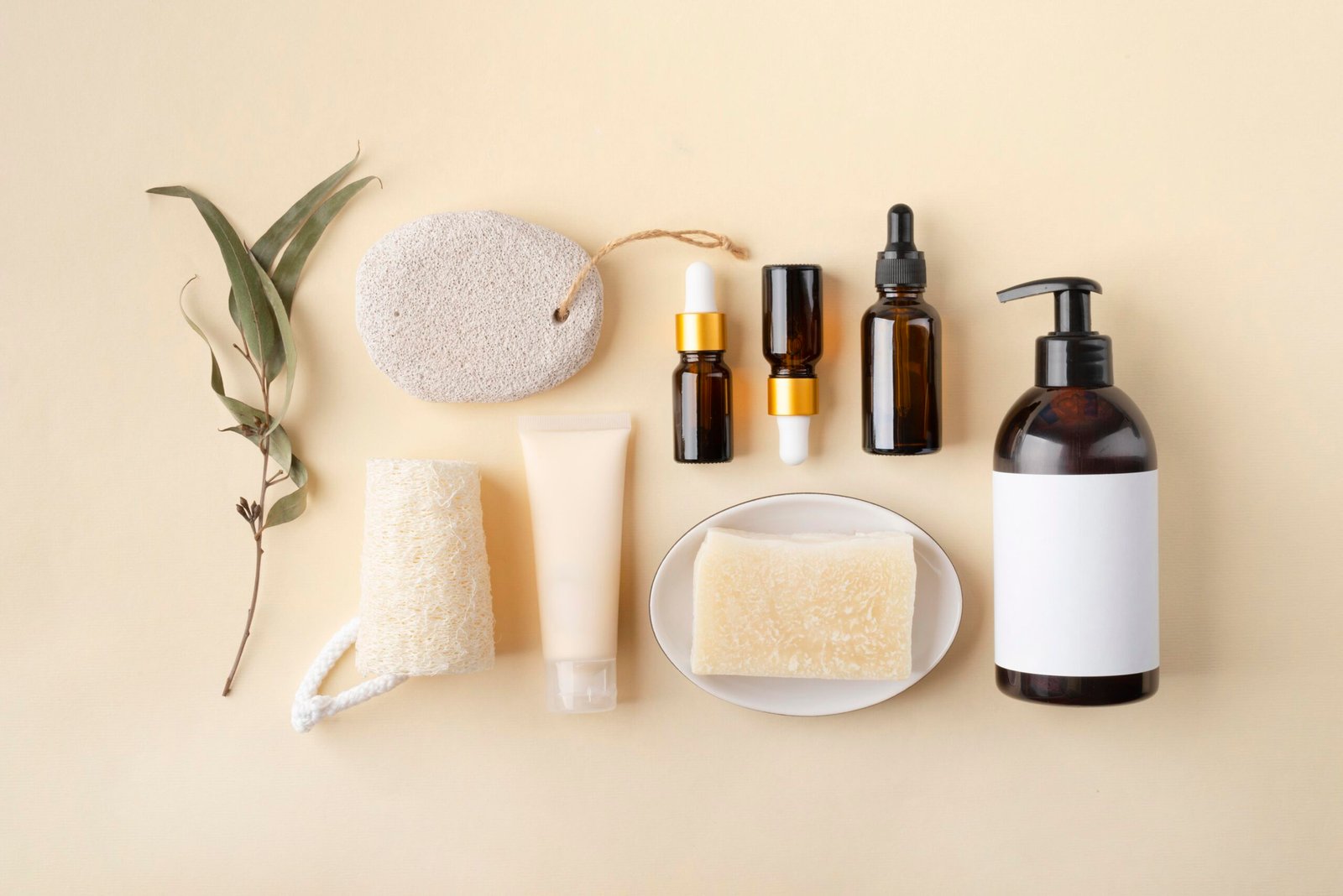 Plusieurs flacons de produits cosmétique sur fond beige épuré