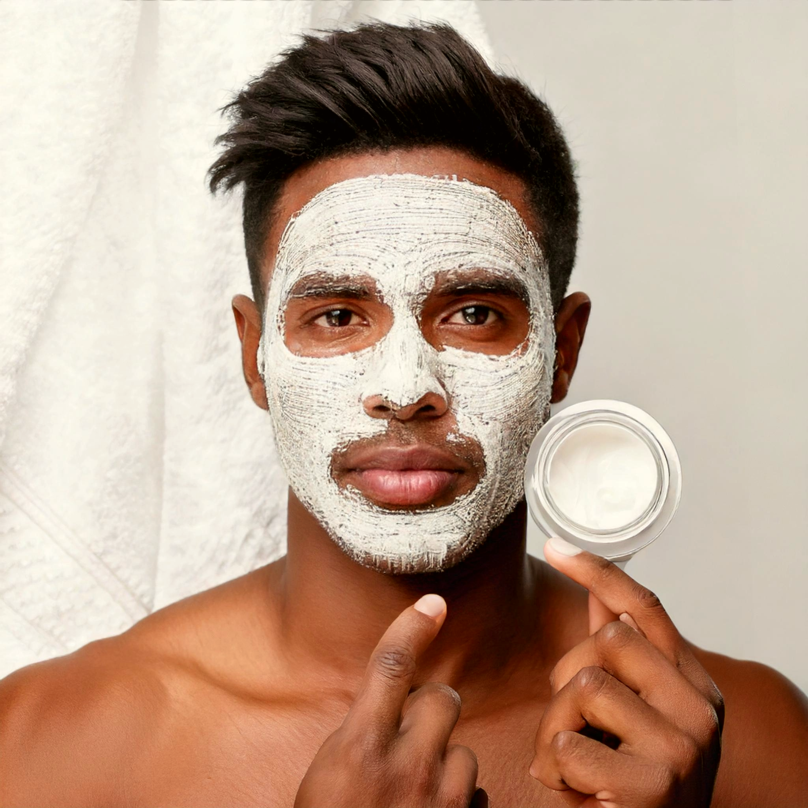 Image homme avec de la crème sur le visage